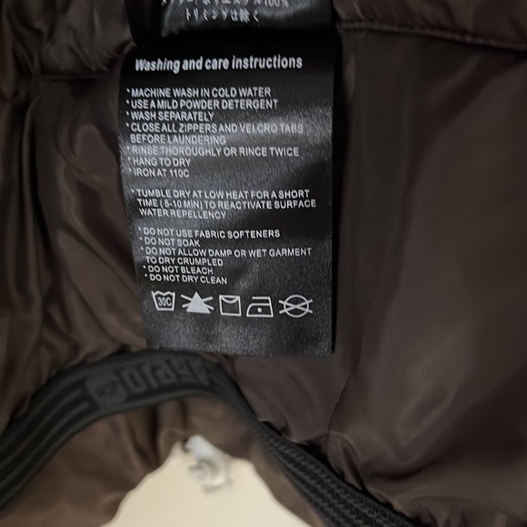 Winter coat with removable hood inside pockets. Venting underarms Great looking - Picture 7 of 9